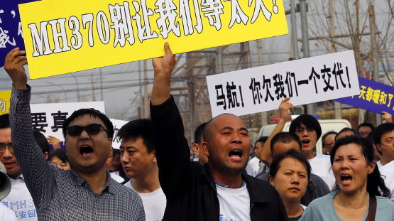 Familiares de los pasajeros del vuelo MH370 son bloqueados por la policía 