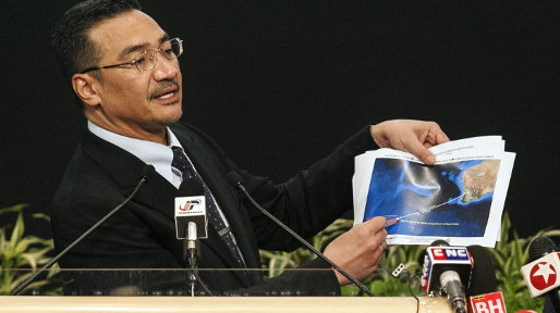 El ministro de Defensa malasio, Hishamuddin Hussein, muestra nuevas imágenes satélites