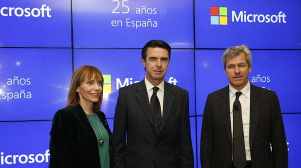 El ministro de Industria, José Manuel Soria, la presidenta de Microsoft España, María Garaña y el presidente de Microsoft Europa, Eric Boustoulle