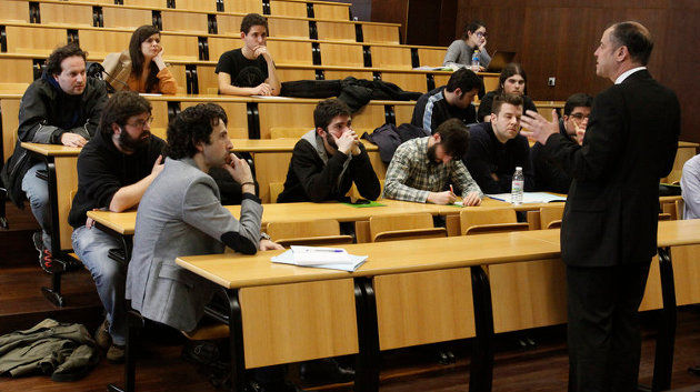 Mato (de pie) y Rodríguez (sentado en primera fila), junto a los alumnos del Campus (MARCOS ATRIO)