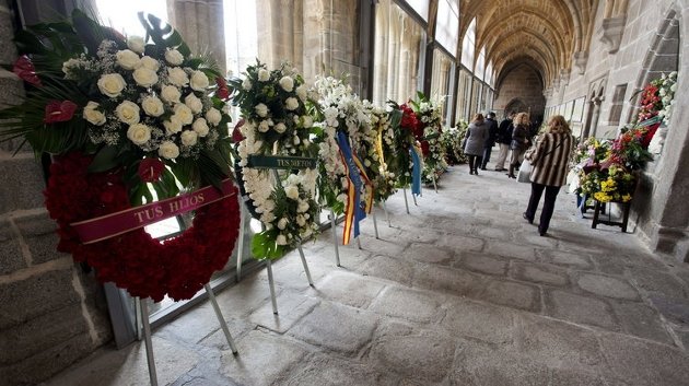 Varias coronas de flores honran la memoria del expresidente Suárez en la catedral de Ávila (SANCHIDRIÁN)