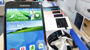 Un modelo del Galaxy S5 de Samsung permanece expuesto en una tienda de Seúl 