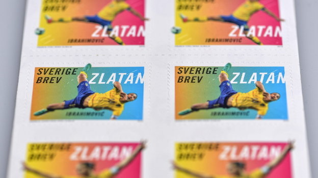 Vista de un pliego de sellos con la imagen del futbolista sueco Zlatan Ibrahimovic 