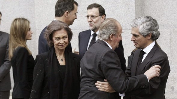 El rey Juan Carlos saluda a Adolfo Suárez Illana, en presencia de la reina Sofía y los Príncipes de Asturias