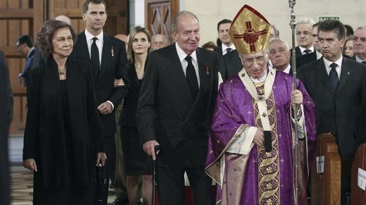 La familia real acompaña al cardenal Rouco Varela en su entrada a la catedral de la Almudena (BALLESTEROS)