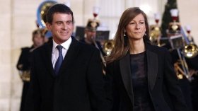 Valls y su mujer, en un acto oficial el pasado miércoles en París (YOAN VALAT)