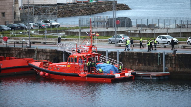 En la imagen, llegada al puerto de Vigo de una de las embarcaciones de Salvamento Marítimo con los cuerpos rescatados