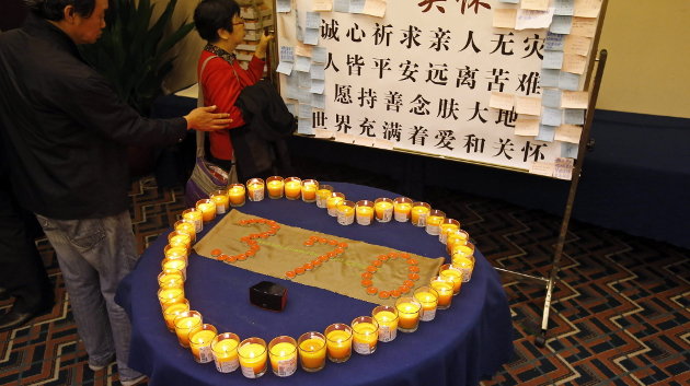 Un conjunto de velas con forma de corazón permanece expuesto antes del comienzo de un encuentro con familiares de las víctimas