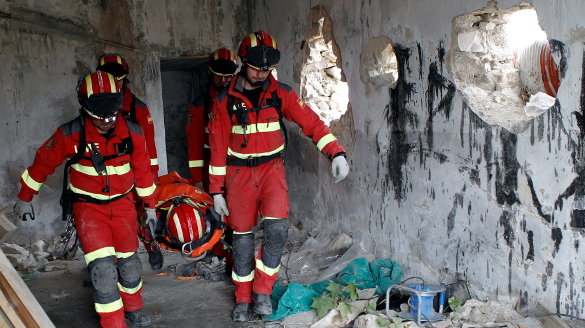 Evacuación de un herido por parte de la UME durante el mayor simulacro sísmico realizado en España
