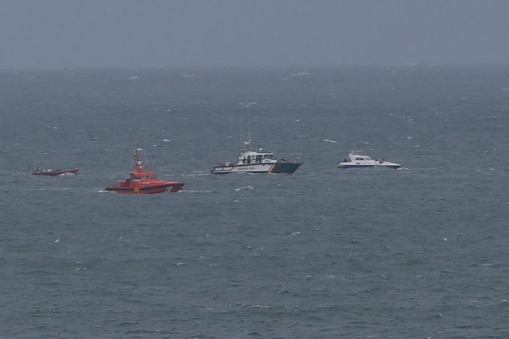 Los buques y helicópteros que participan en el operativo de Salvamento Marítimo incluyen también efectivos por tierra en la zona de Cangas.// Alberte