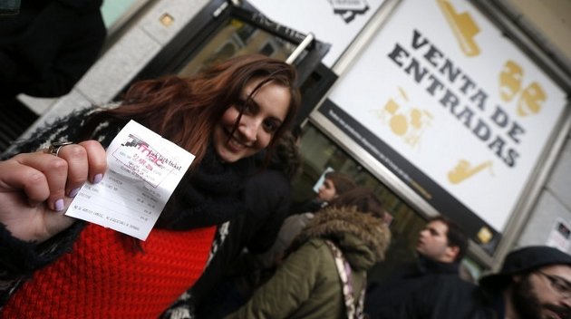 Una joven muestra el ticket que justifica la compra (JAVIER LIZÓN)