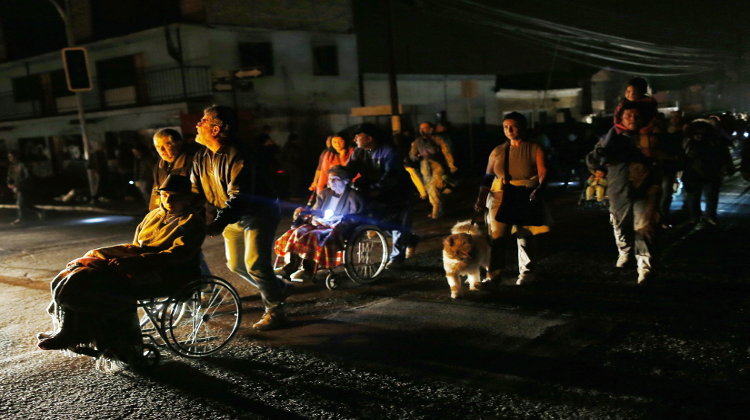 Habitantes de la ciudad de Iquique evacúan hacia la zona alta de la ciudad 