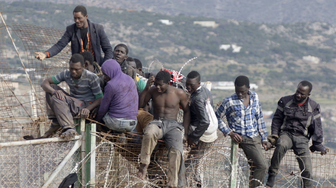 Unos 25 inmigrantes de origen subsahariano permanecen encaramados en la valla