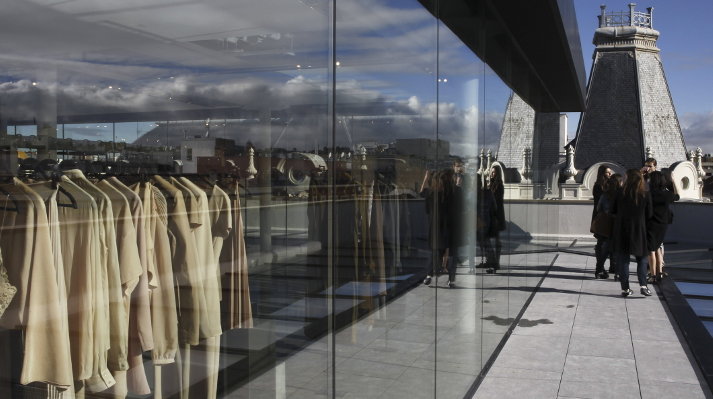 Detalle del edificio del número 23 de la calle Serrano de Madrid que acoge la décimotercera tienda emblemática de Zara