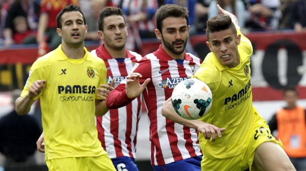 El defensa brasileño del Villarreal Gabriel Armando y el delantero del Atlético de Madrid Adrián López