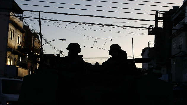Militares de las Fuerzas Armadas brasileñas toman el control del complejo de favelas de Maré