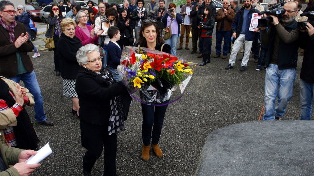 La coordinadora de IU-EU en Galicia, Yolanda Díaz y una de las tías de José Couso, durante la ofrenda floral