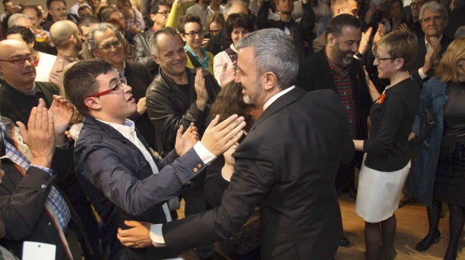  El exdiputado Jaume Collboni es felicitado tras ganar las primarias 