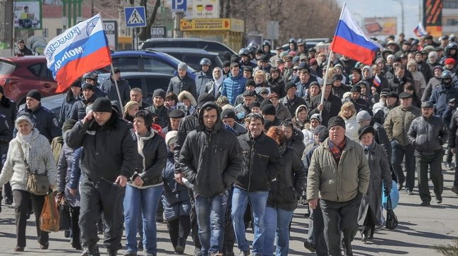 Manifestación de partidarios de la unión con Rusia en la ciudad ucraniana de Lugansk (ROMAN PILIPEY)