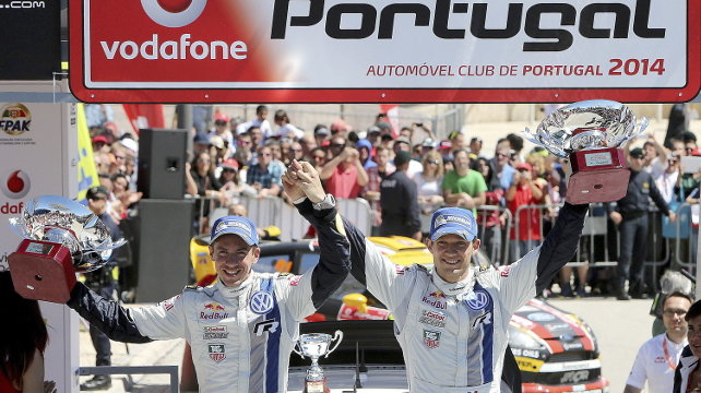 El francés Sebastien Ogier y su co-piloto celebran la victoria 
