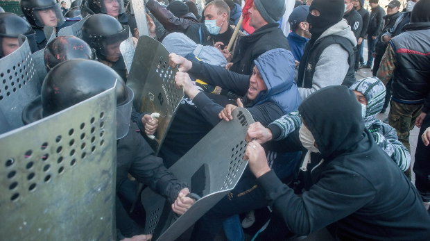 Activistas prorrusos pelean con la policía en Donetsk