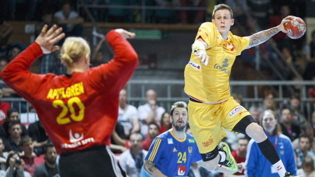 El jugador de España Victor Alonso contra el guarda meta de Suecia, Mikael Appelgren