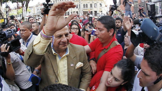  El candidato presidencial del Partido Acción Ciudadana (PAC), Luis Guillermo Solís, saluda a sus seguidores 