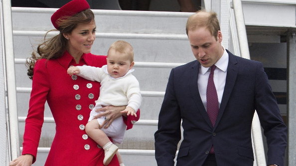 Los duques de Cambridge, Guillermo y Catalina, y su bebé, el príncipe Jorge, a su llegada a la base militar de Wellington