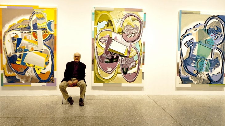 El artista sevillano Luis Gordillo posa ante algunas de sus obras 