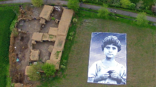 Vista aérea de la imagen gigante de una niña colocada hace unos días en la zona de Sawabi