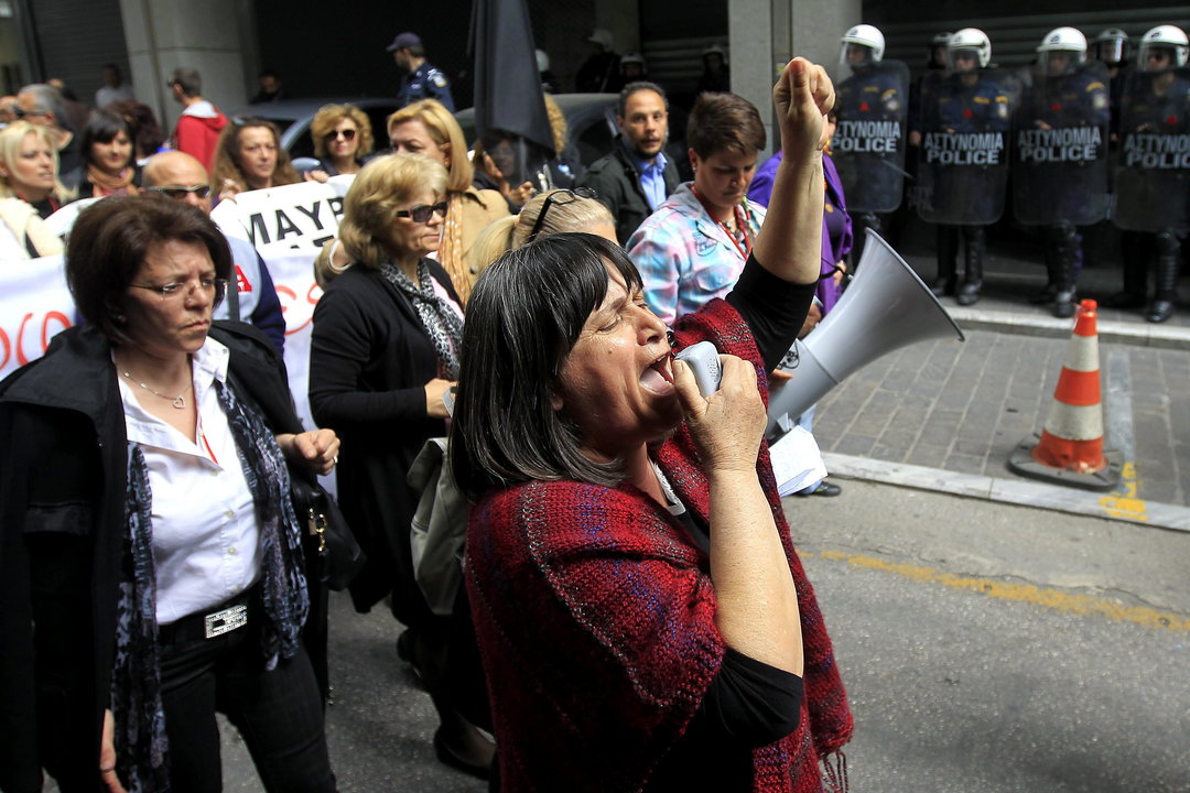 Numerosas personas gritan consignas a la entrada del Ministerio de Atenas 