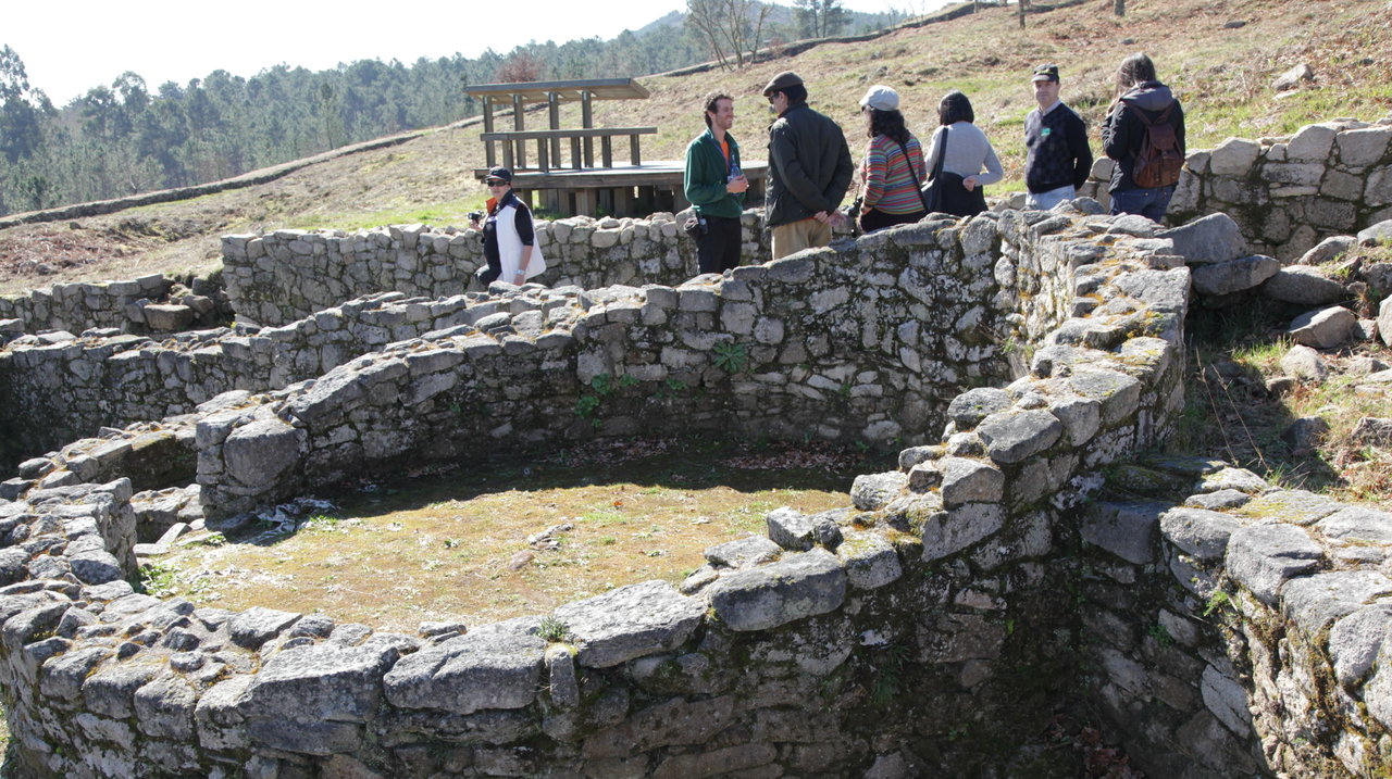 Un grupo de visitantes realiza el recorrido por el yacimiento arqueológico (JOSÉ PAZ)