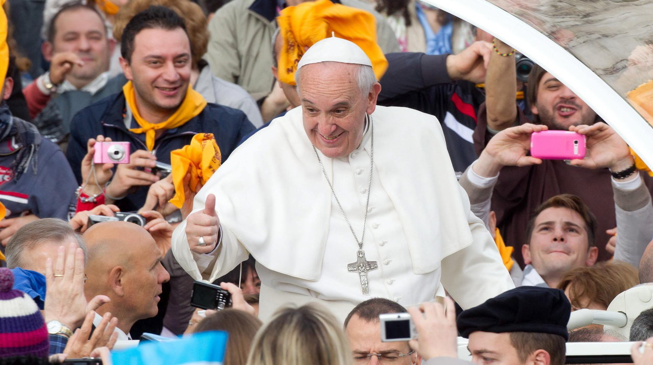  El papa Francisco saluda a los fieles congregados en la Plaza de San Pedro