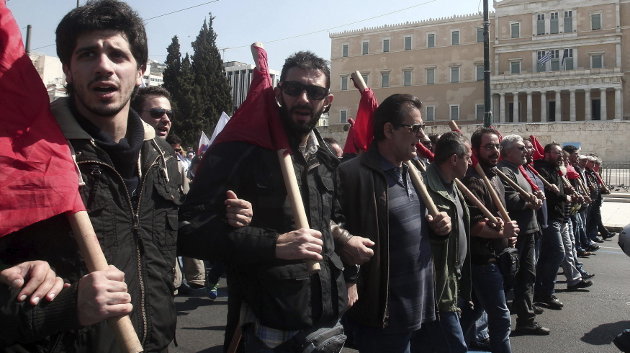 Simpatizantes del sindicato PAME se manifiestan ante el Parlamento en Atenas