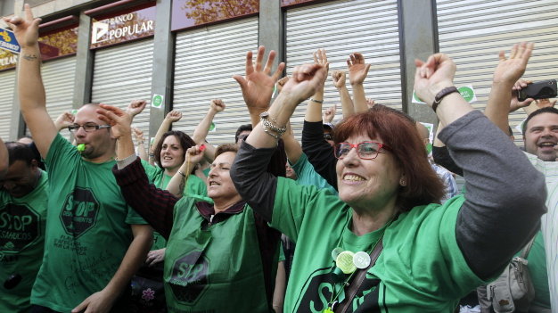 Miembros de la Plataforma de Afectados por la Hipoteca (PAH) han bloqueado una oficina del Banco Popular en el paseo de Gràcia 
