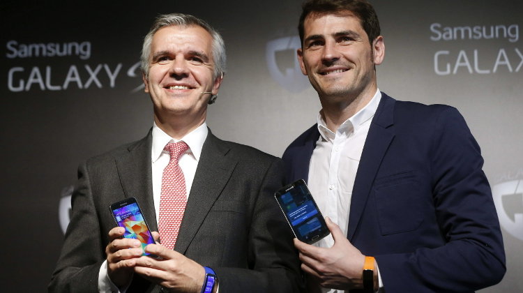 El portero del Real Madrid Iker Casillas y el vicepresidente corporativo de Samsung, Celestino García, durante un acto publicitario