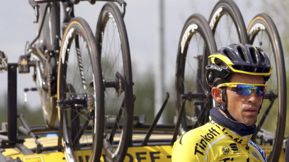  El ciclista español del Tinkoff-Saxo, Alberto Contador, se prepara antes de entrenar en una carretera de adoquines