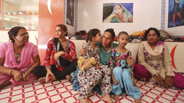 Surraiya Naik, cabeza de familia de un grupo de eunucos, posa junto a sus hijos adoptados eunucos 