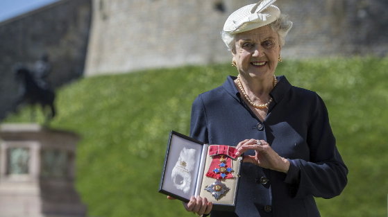 La actriz británica Angela Lansbury, de 88 años, posa para los medios tras recibir el título de Dama del Imperio Británico de la reina Isabel II