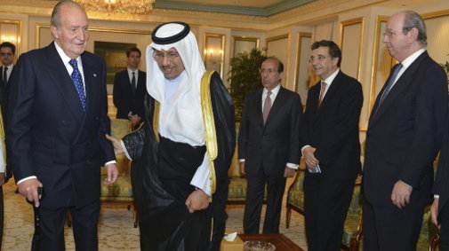 El rey Juan Carlos I de España charla con el presidente del Parlamentokuwaití, Marzuk Ali al Ghanim, antes del encuentro que mantuvieron