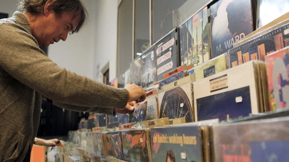 Un hombre busca discos en una de las tiendas de discos independientes 