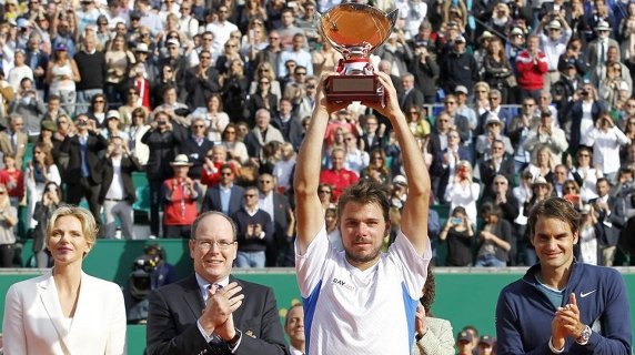 Wwrinka levanta el trofeo entre el príncipe de Mónaco y Federer (SEBASTIEN NOGIER)