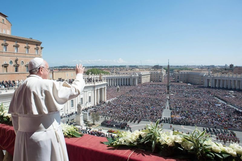 El papa Francisco saluda a los fieles que llenaron la plaza de San Pedro.