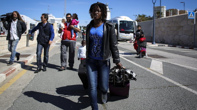 Uno los 63 inmigrantes subsaharianos, que han llegado al puerto de Málaga desde Melilla para aliviar la situación del Centro de Estancia Temporal de Inmigrantes 