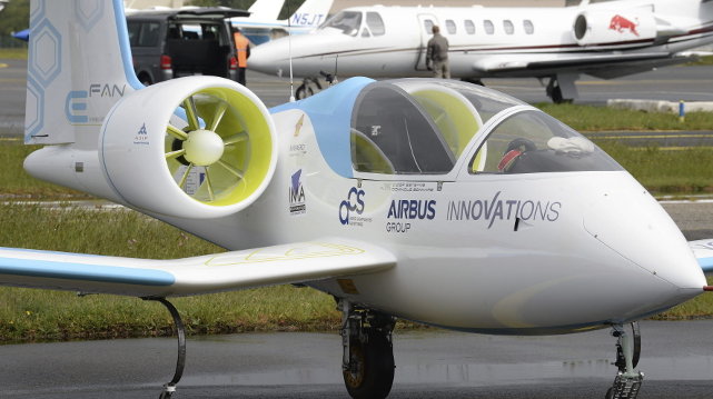 El E-Fan, un prototipo de avión eléctrico producido por el grupo Airbus, es presentado a la prensa en Merignac