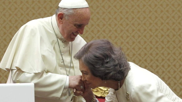 La reina doña Sofía saluda al papa Francisco durante la audiencia privada hoy en la Ciudad del Vaticano.