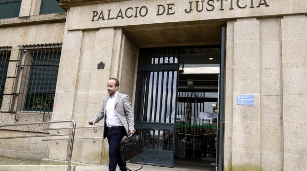 El abogado de la madre del niño, Alfonso Diz, a su salida esta tarde del Palacio de Justicia
