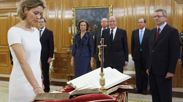 La nueva ministra de Agricultura, Alimentación y Medio Ambiente, Isabel García Tejerina, jura hoy su cargo ante el Rey