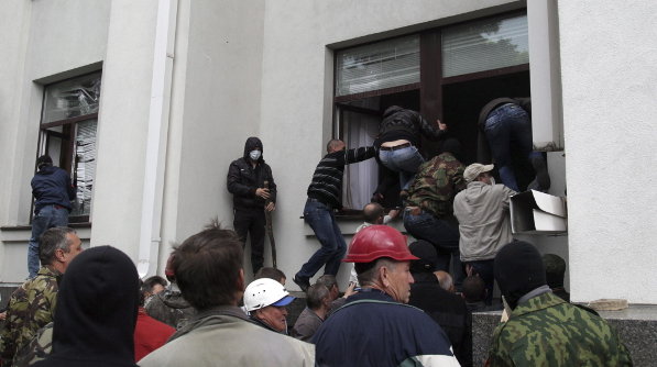 Un grupo de separatistas entra en el edificio la Administración Regional de Lugansk