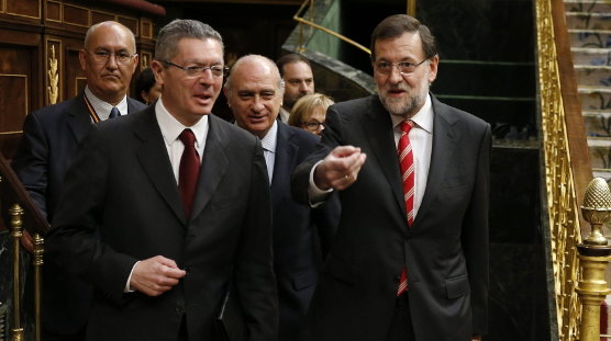 El presidente del Gobierno junto a los ministros de Justicia, Alberto Ruiz-Gallardón e Interior, Jorge Fernández Díaz, a su llegada a la sesión de control al Gobierno